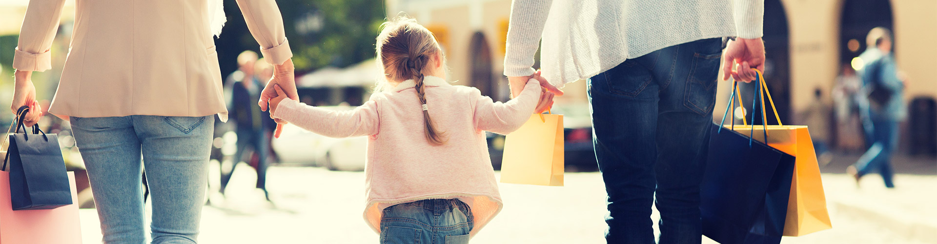 Cuenta en Marcha -  Familia de compras en la ciudad con su hija