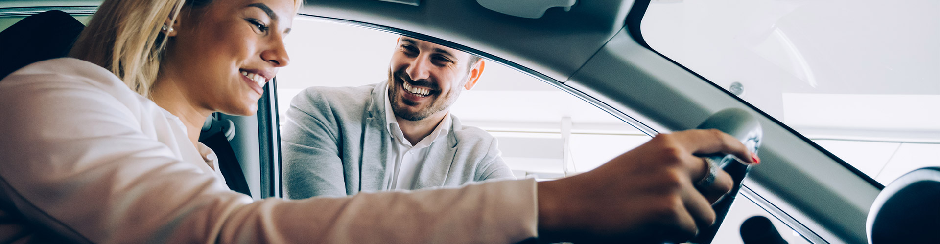 Préstamos Coche - Una cliente feliz comprando un coche nuevo