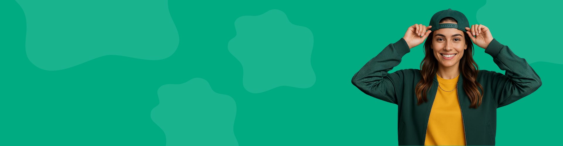 Estudiante con actitud positiva, colocándose una gorra.