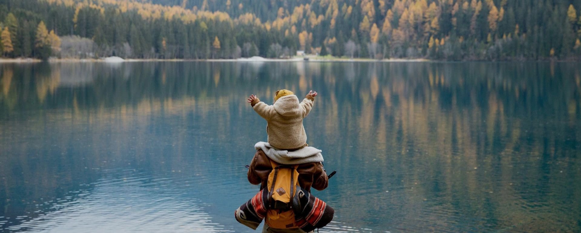 PADRE E HIJO DE AVENTURA POR EL LAGO