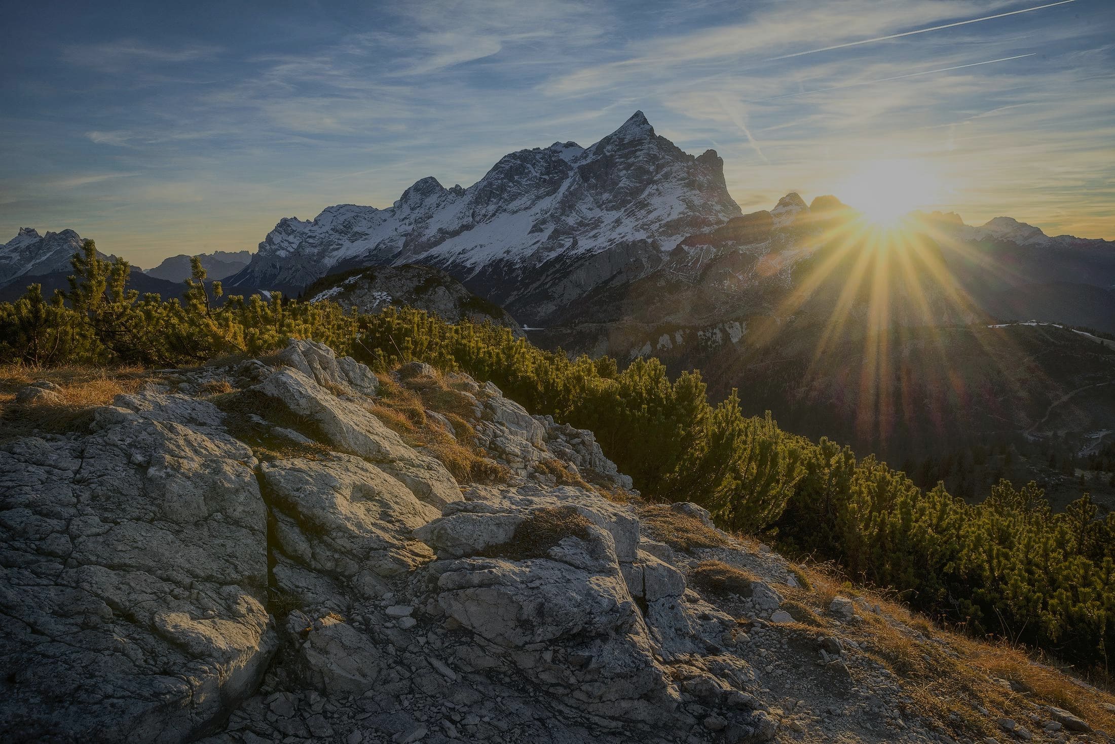 amanecer entre montañas