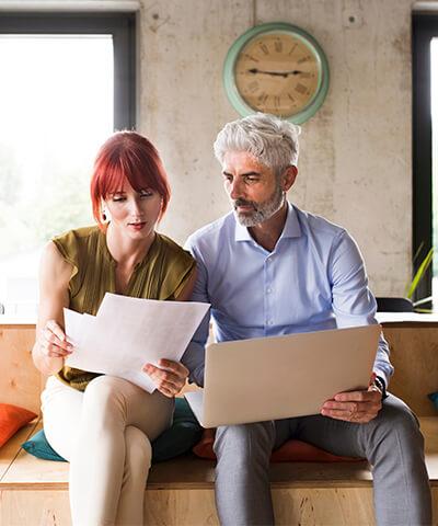 Ventajas para Empresas - Reunión de negocios entre hombre y mujer de negocios en oficina