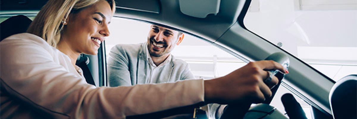 Préstamos Coche - Una cliente feliz comprando un coche nuevo Préstamos Coche - Una cliente feliz comprando un coche nuevo